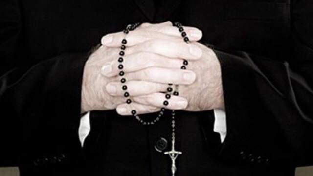 Recita il rosario in diretta streaming ma piovono insulti e bestemmie tra i commenti: 13 denunce
