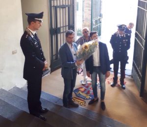 Omaggio dei Verdi al Carabiniere ucciso a Roma, mazzo di fiori deposto all’ingresso della caserma Pastrengo di Napoli