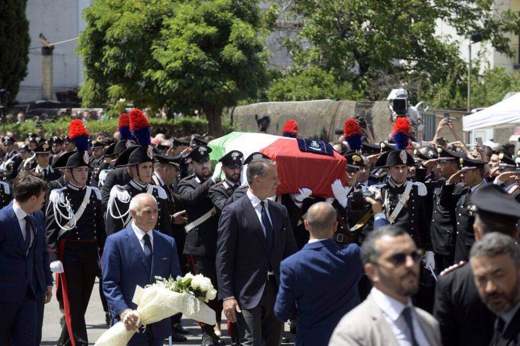 Funerali Mario Cerciello Rega: il feretro esce dalla chiesa tra gli applausi, Rosa Maria legge  commossa “essere moglie di un carabiniere”