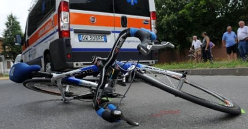 Ubriaca alla guida investe e uccide ciclista nel salernitano: arrestata 34enne