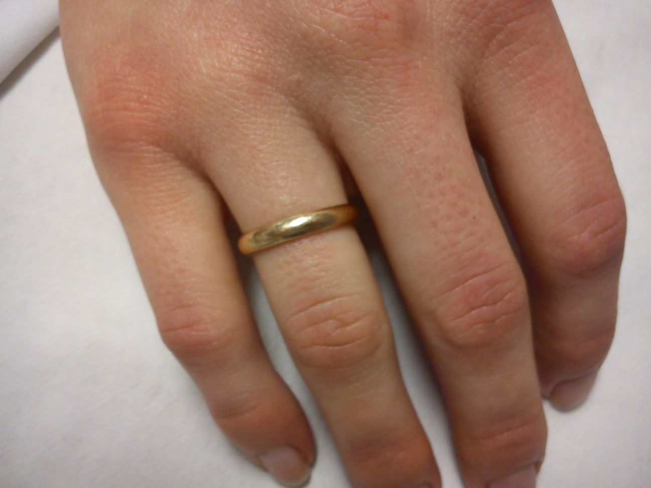 Sfila e ruba con un morso al dito la fede nunziale di una donna: arrestata