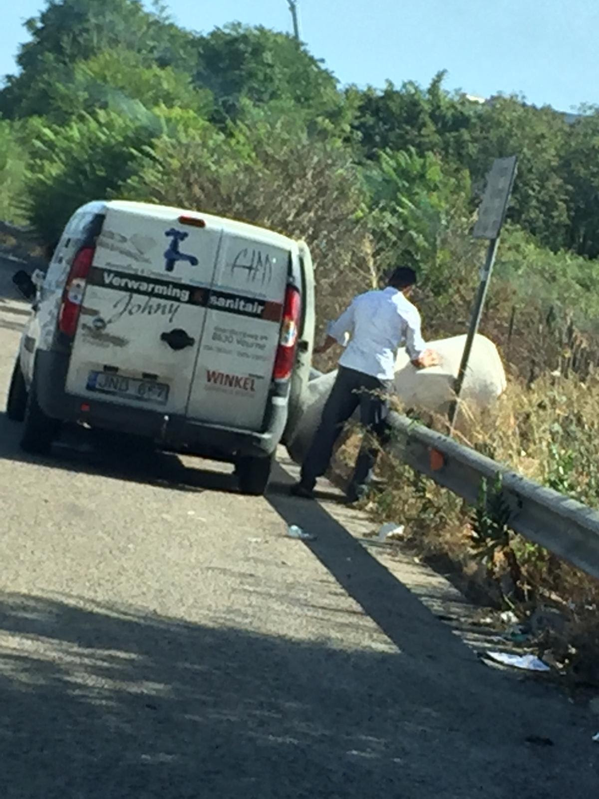 Sversamenti di scarti di fabbrica tra Casoria e Arzano da un camioncino con targa straniera. Verdi: “Criminali che avvelenano le nostre terre”