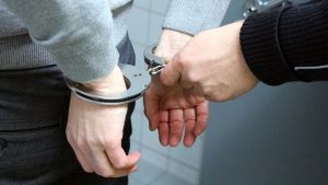 Arrestato in Francia un uomo italiano sospettato di oltre 100 stupri: i dettagli agghiaccianti