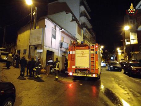 Reggio Calabria, tragedia sfiorata nella notte: squadra di vigili del fuoco colpita da esplosione