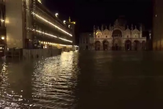 Maltempo, Venezia in ginocchio: due vittime e acqua alta da record
