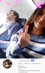 Viaggia con Salvini e scatta selfie con dito medio: la foto è virale