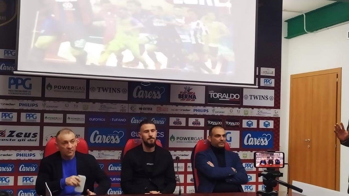 Floro Flores dice addio al calcio: “Orgoglioso della mia carriera, ringrazio tutti. Non avrei mai lasciato Napoli, dette tante cose non vere, mi piacerebbe continuare con la Casertana”