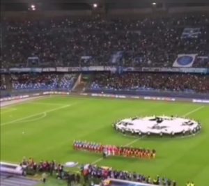 Champions League, Napoli in vantaggio sul Barcellona: l’urlo del San Paolo sulle note dell’inno è da brividi (Video)