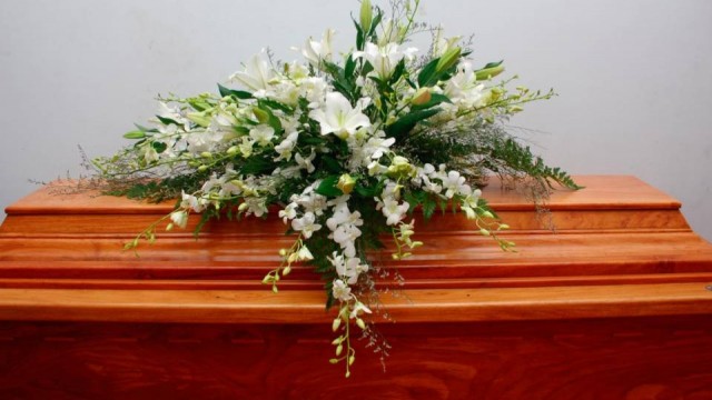 Funerale non organizzato, denuncia per parroco e titolare di pompa funebre