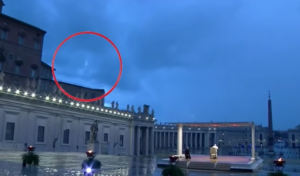 (VIDEO) Raggio di luce mentre parla il Papa, le immagini virali interrogano il web: è un miracolo?
