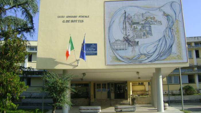 Torre del Greco. Gli studenti del Liceo De Bottis donano la loro paghetta per la ricerca al Pascale