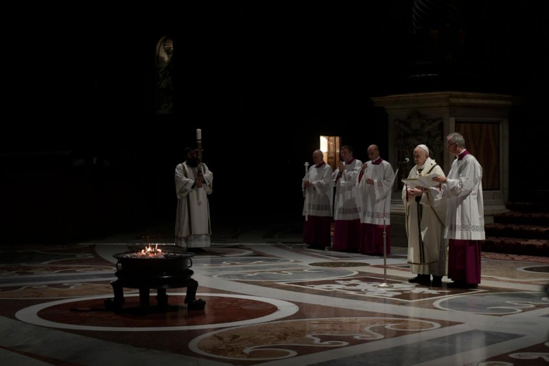 Papa Francesco alla veglia di Pasqua: “Questa notte conquistiamo il diritto alla speranza”
