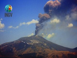 Nuova eruzione dell’Etna: magma e ceneri fuorusciti dal cratere Sud-Est