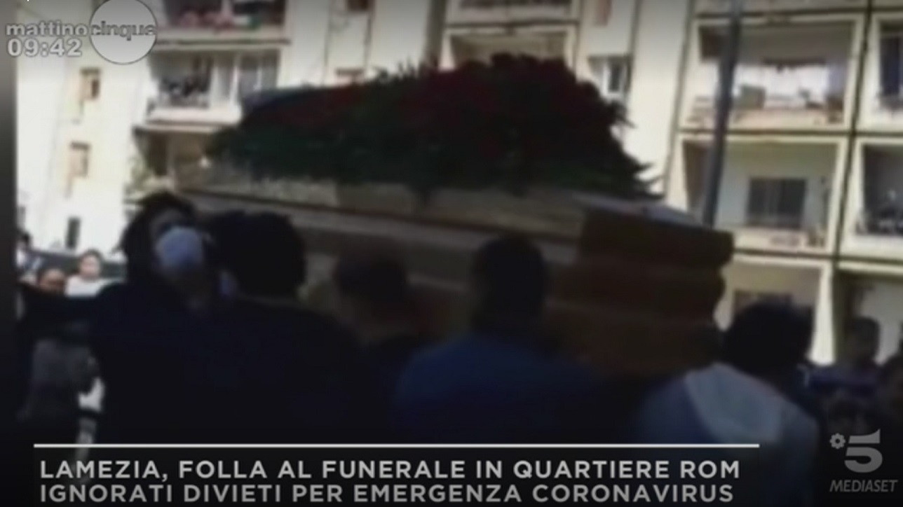 Lamezia Terme, folla al funerale rom. Il sindaco Mascaro: “Forze dell’ordine a lavoro per accertare le responsabilità”
