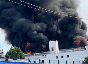 Capannone in fiamme ad Ottaviano, intervento di più squadre dei vigili del fuoco: fumo visibile a distanza di chilometri 