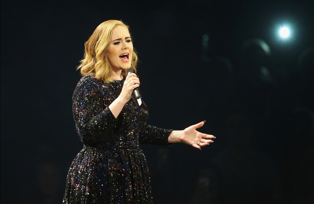 La cantante Adele sorprende tutti, 32 anni e 45 chili in meno