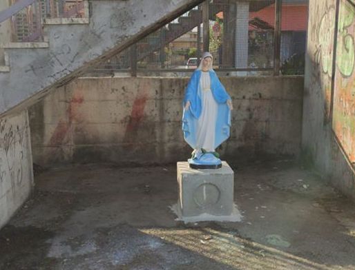 Rifiuti in strada, a Scafati una statua per combattere gli incivili: «Non inquinate, la Madonna vi guarda»