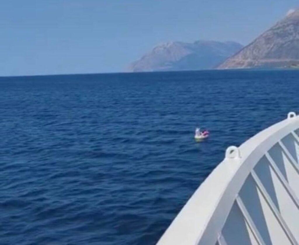 Tragedia sfiorata in Grecia. Bambina in mare aperto con unicorno gonfiabile, il video del salvataggio