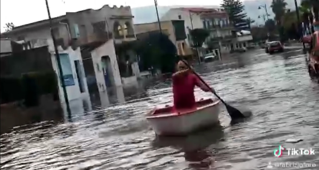 Reggio Calabria, il maltempo allaga le vie: a Catona si naviga per le strade  (VIDEO)