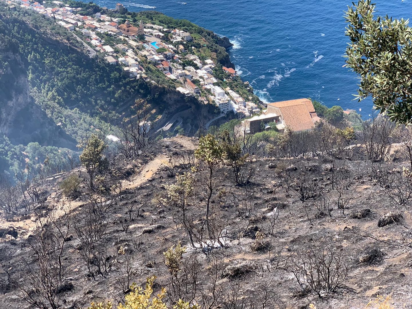 Incendio a Positano: chiuso il Sentiero degli Dei. Circolazione limitata sulla statale Amalfitana