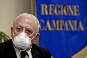Covid, De Luca: «Indossare la mascherina oggi per non chiudere a settembre». In Campania contagio oltre il 27%