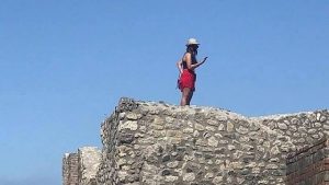 Pompei, turista sale sul tetto delle Terme per scattare una foto: aperta l’inchiesta