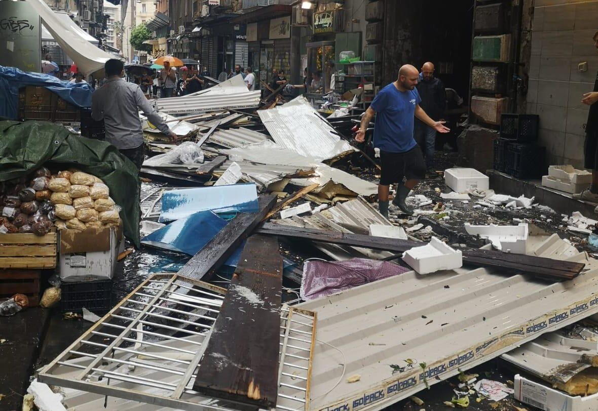 Maltempo, danni e disagi in tutta la provincia: a Napoli volano lamiere dai tetti