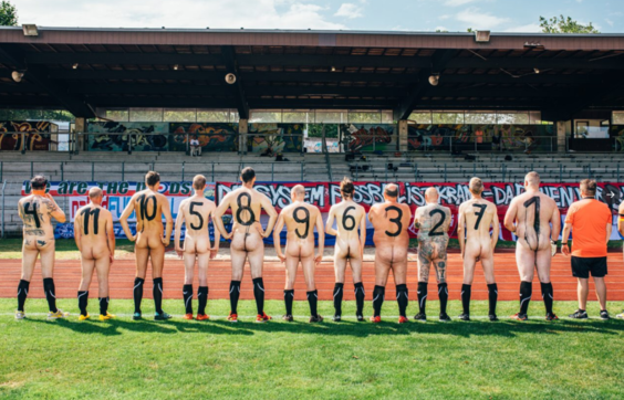 Germania, in campo completamente nudi: la singolare protesta contro il calcio gestito dal denaro