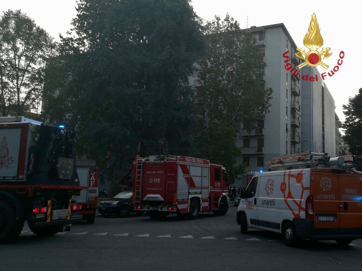Esplosione in un condomino a Milano: 6 feriti