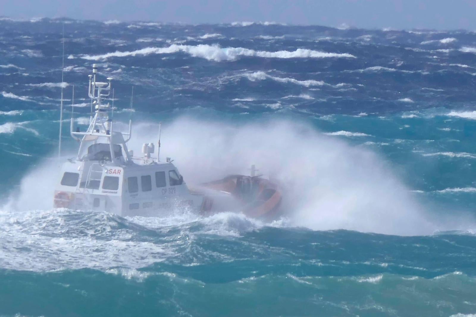 Si tuffa in mare per salvare due giovani, disperso militare della Guardia Costiera. In corso le ricerche