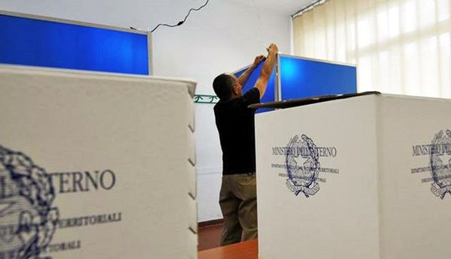 Fotografa il voto: denunciato dalla polizia