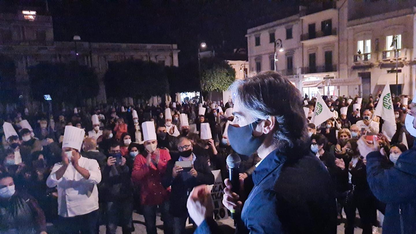Reggio Calabria, imprenditori in piazza per protestare contro le restrizioni. Falcomatà: “Grazie reggini”