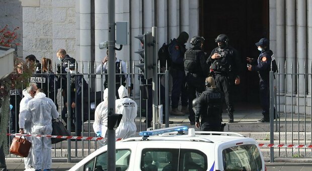 La Francia ripiomba nel terrore, tre persone decapitate a Notre-Dame