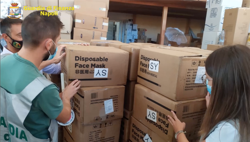 Squestrate 139mila mascherine fuorilegge nel napoletano: maxi operazione della Guardia di Finanza