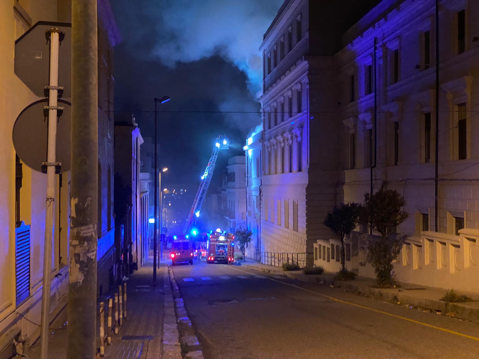 Reggio Calabria, incendio alla Corte d’Appello, sul posto i vigili del fuoco