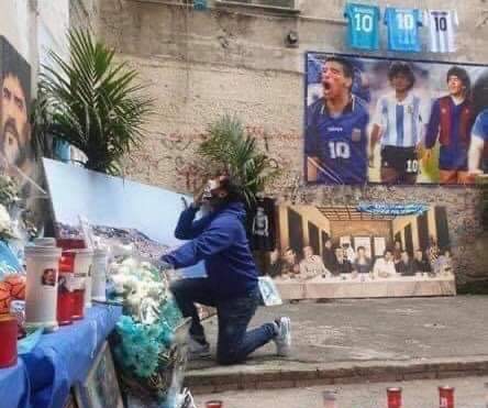 Napoli, in ginocchio ai Quartieri Spagnoli per omaggiare Maradona