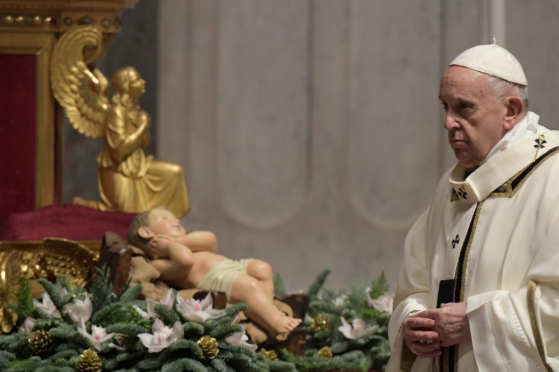 Natale, Papa Francesco: “Aiutiamo chi soffre”