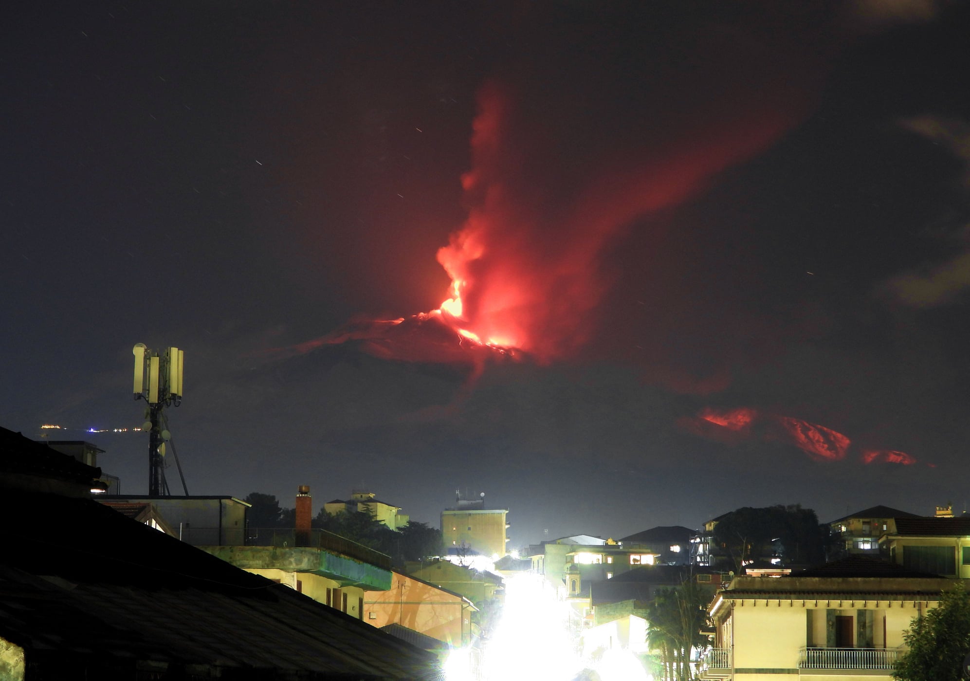 Etna, eruzione spettacolare nella notte