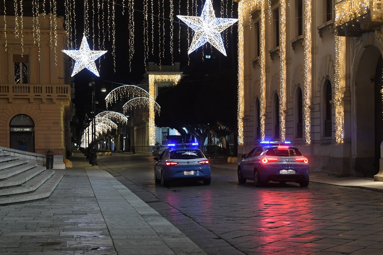 Capodanno a Reggio Calabria: strade deserte, solo il bagliore delle volanti ad illuminare il centro storico