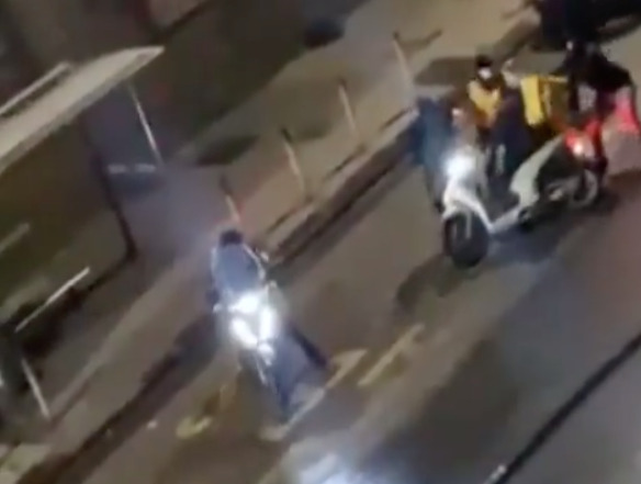 Aggressione rider a Napoli, sei i ragazzi fermati: quattro di loro minorenni