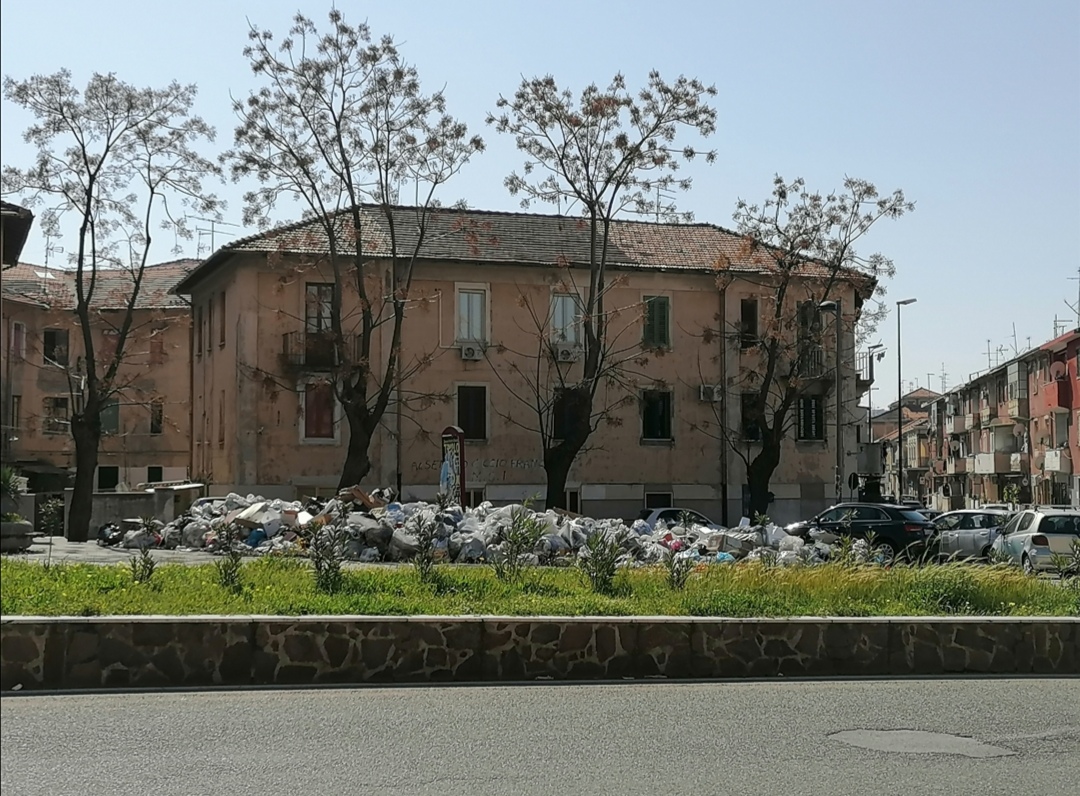 Reggio Calabria, Viale della Libertà trasformato in discarica a cielo aperto