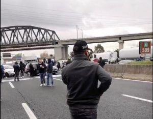 Protesta dei mercatari, autostrada Napoli-Roma bloccata. Tra le auto nel traffico anche quella del Governatore De Luca