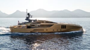 Avvistato in Italia il super yacht di lusso rivestito d’oro