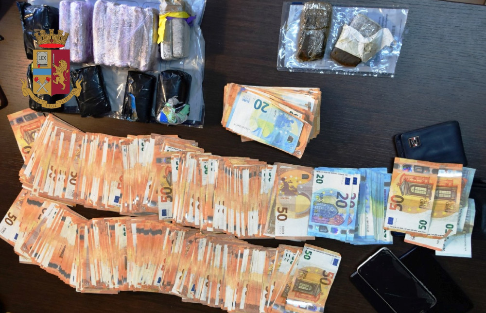 In hotel con 2kg di droga e 35mila euro in contanti: arrestati 2 romeni e uno spagnolo