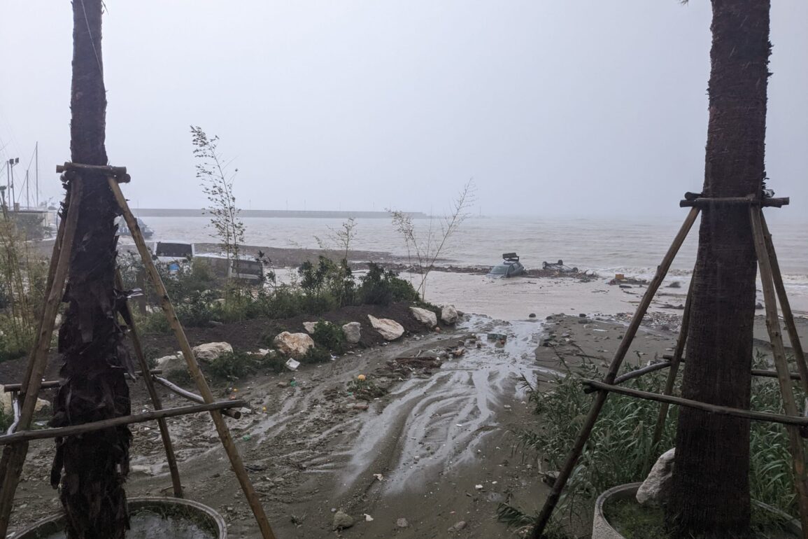 Maltempo, danni ad Ischia: salvato un uomo travolto dal fango, si cercano dispersi