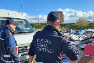 Trasporto illegale e abbandono di rifiuti: 4 persone denunciate dalla Polizia Locale in zona Collatina